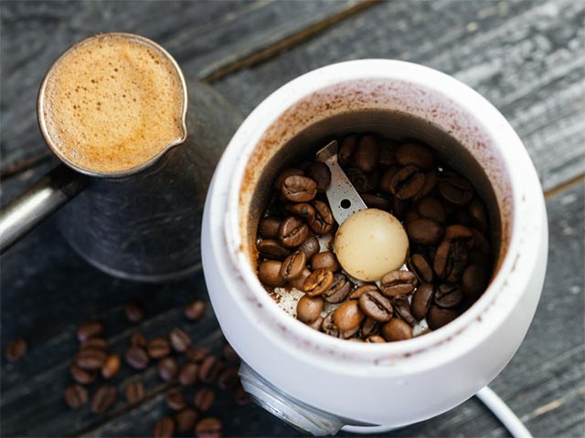 Máy xay cà phê dùng lưỡi kim loại