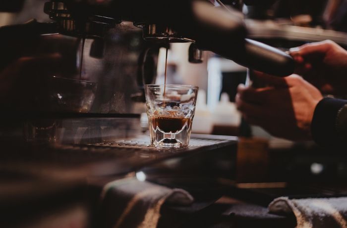 2-Su-khac-nhau-giua-bartender-va-barista-la-gi