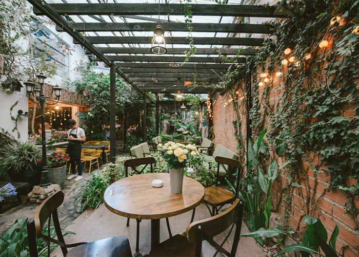 Biển và thực vật là nguồn cảm hứng để trang trí quán cafe theo phong cách tropical style